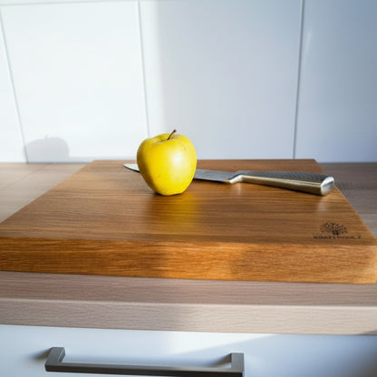 Schneidebrett Längsholz Eichenholz mit Apfel und Messer in Küche