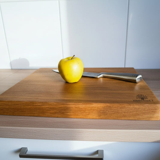 Schneidebrett Längsholz Eichenholz mit Apfel und Messer in Küche
