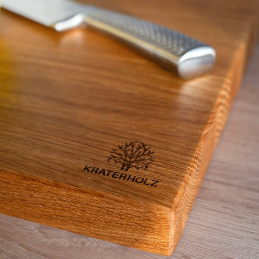 Schneidebrett Längsholz mit Kraterholz Logo und Messer