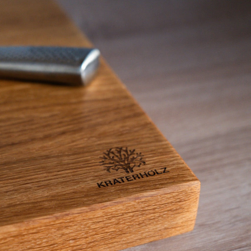 Schneidebrett Logo Kraterholz in Küche