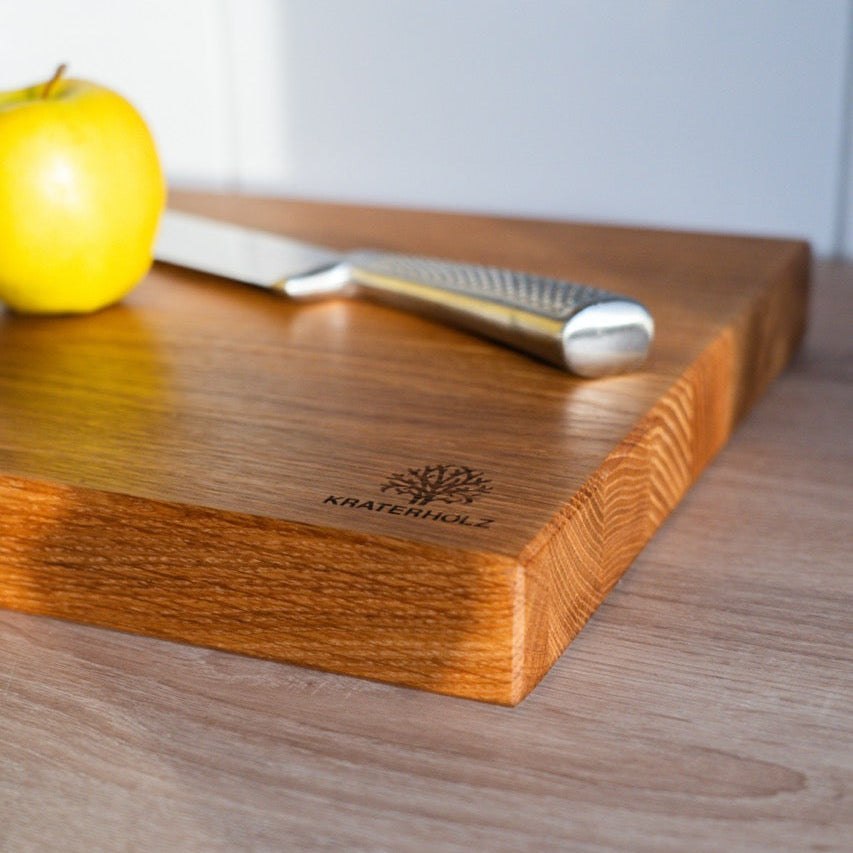 Eichenholz Schneidebrett Längsholz Apfel und Messer darauf