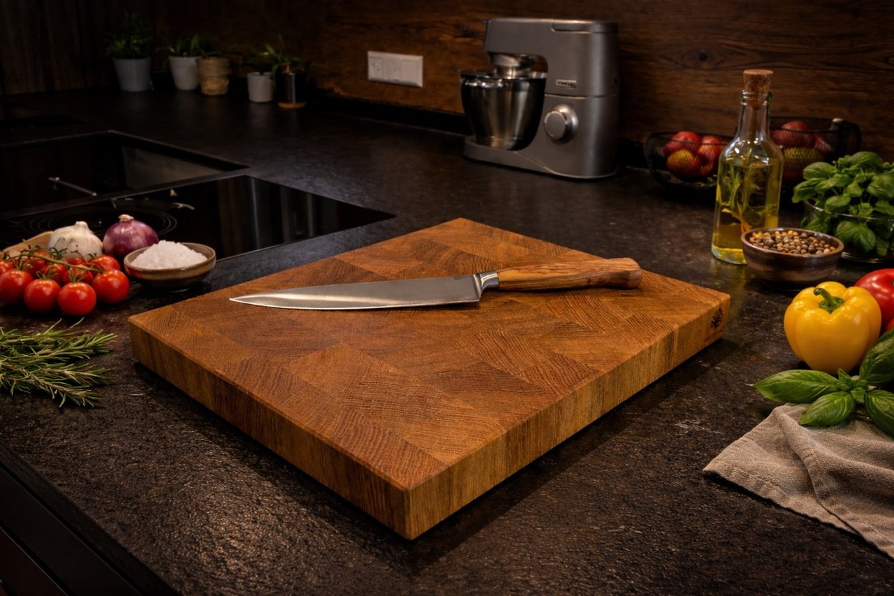 Schneidebrett in Küche mit Gewürzen und Gemüse