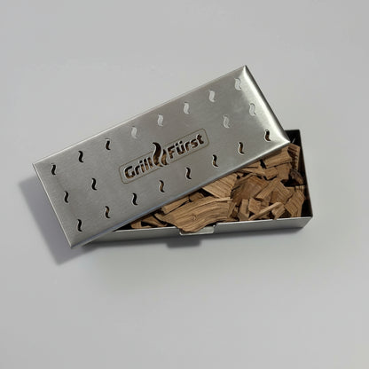 Grill Smokerbox Grillfürst halb offen mit Smokerchips Eiche