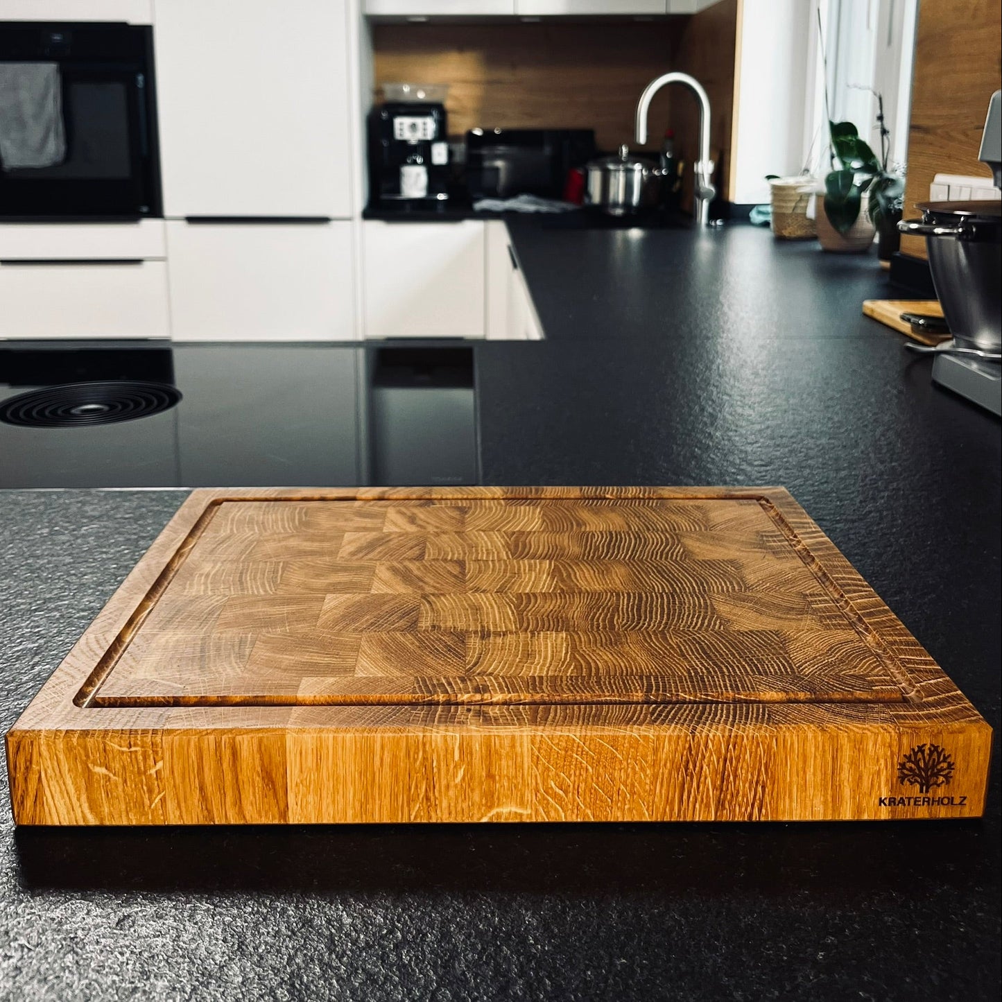 Stirnholzbrett Eiche mit Saftrille auf Tresen