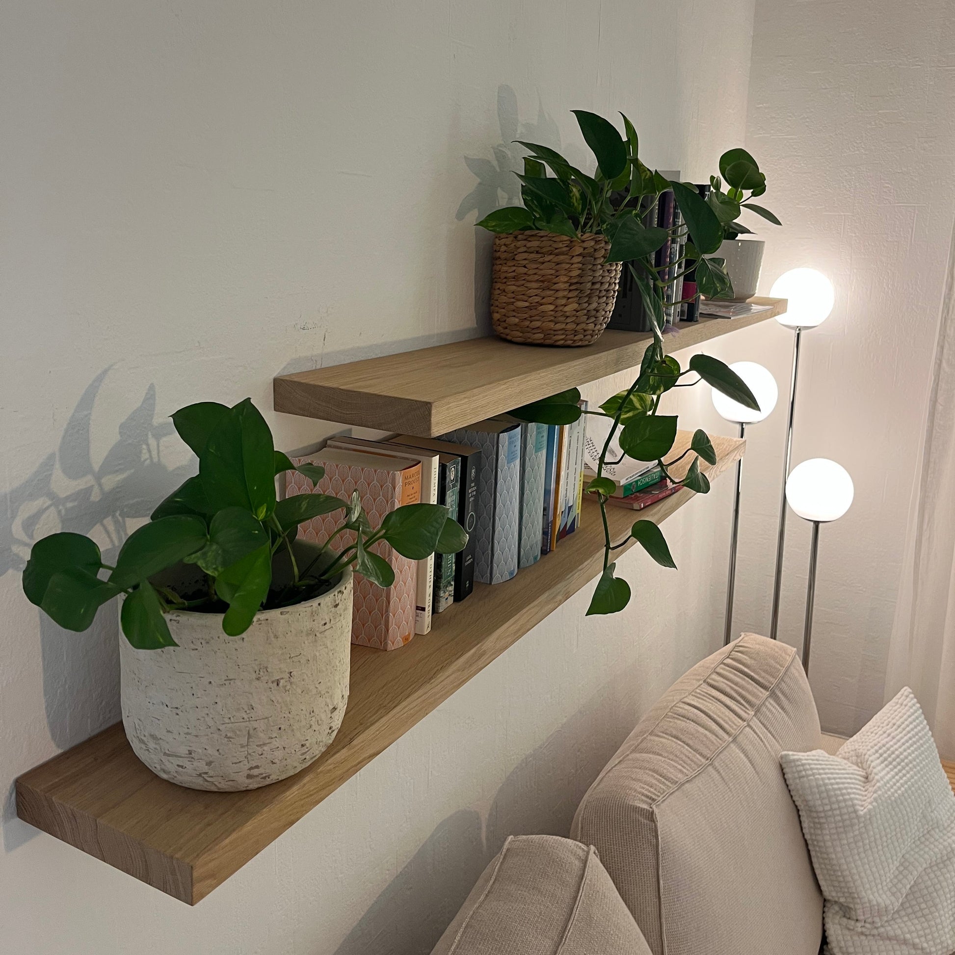 Zwei Wandregale Eiche Detailansicht im Wohnzimmer