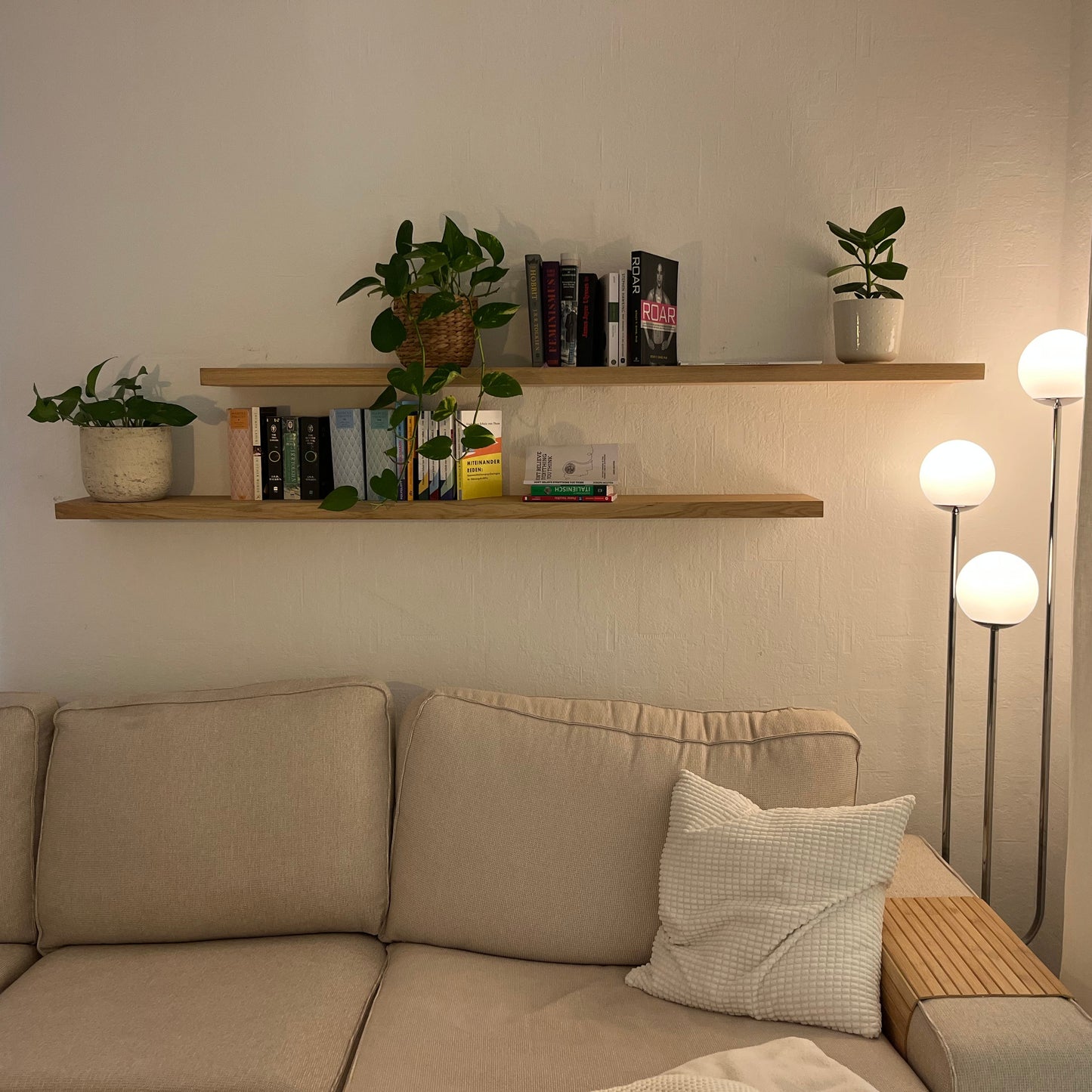 Eichenholz Wandregale in Wohnzimmer